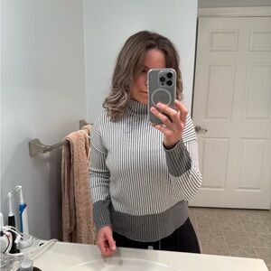 Women's Gray and White Sweater